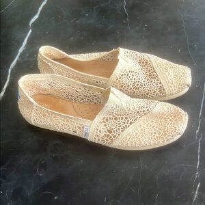 TOMS Women's Cream Crochet Slip-On Shoes